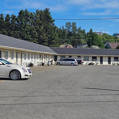Resto Pub Motel Le Madub L'Isle-Verte Екстериор снимка