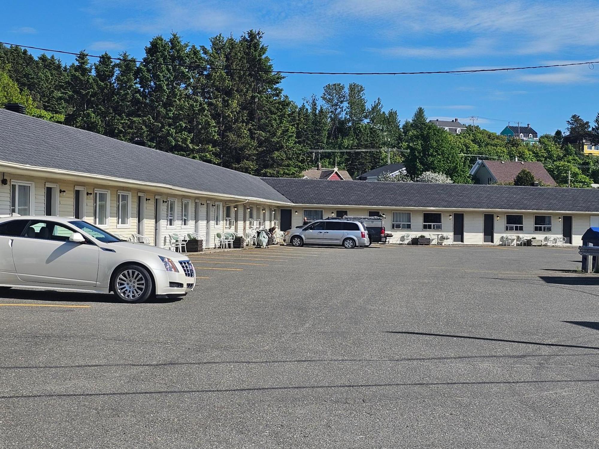 Resto Pub Motel Le Madub L'Isle-Verte Екстериор снимка